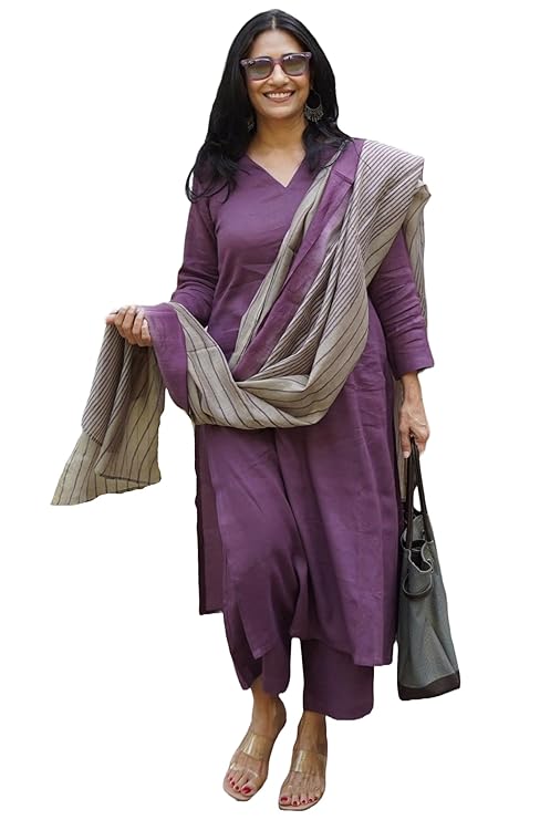 The printed striped dupatta adds the perfect touch of contrast to the solid grey outfit!